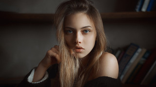 Woman portrait blueeyes bareshoulders books - book free wallpaper for desktop