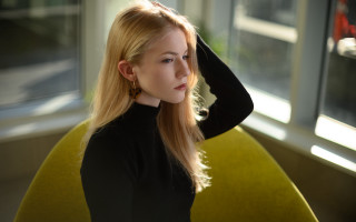 Arabella rankin portrait blonde blurry - a ponytail free wallpaper