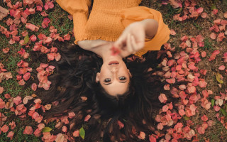 Woman flying hair flowers bouquet - the air free wallpaper