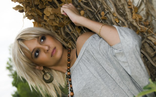 Blonde woman necklace tree trunk - blond free wallpaper for desktop
