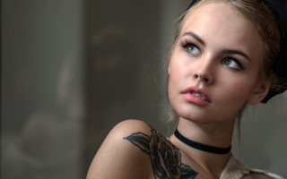 Woman tattoo bow choker redlips - anamorphic len free wallpaper for desktop