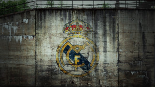 Soccer ball crown wall painting - foto realistic free wallpaper