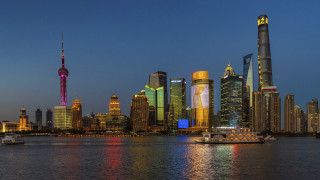 City skyline boat night bright - a tall building in the background free wallpaper