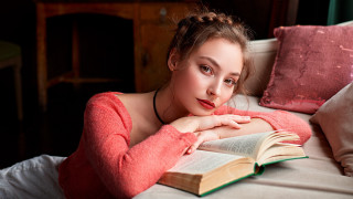 Woman lying book pinkpillow portrait - a book in her hand free wallpaper