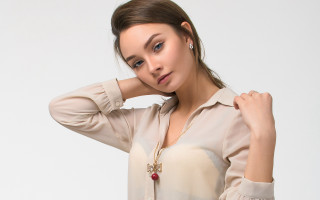 Woman necklace blue eyes flemish - her head and a necklace free wallpaper