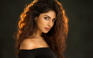 Ayshia taskin black background fire - a black background behind her free wallpaper