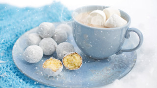 Hot chocolate sugar balls blue - a blue towel free wallpaper