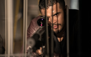 Man camera fence blurry depth - a blurry background free wallpaper