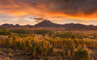 Sunset mountains trees cloudy sky - a beautiful sunset over a mountain range free wallpaper for desktop
