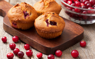 Wooden cutting board muffins cranberries - a wooden cutting board free wallpaper