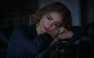 Serious portrait woman blue eyes - anna hotchkis free wallpaper