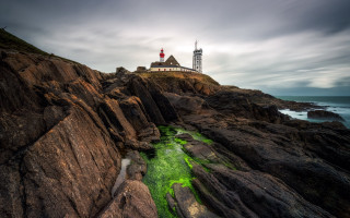 Lighthouse rocky cliff green stream - a rocky cliff free wallpaper
