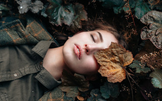 Woman leaves lying closed eyes - her eye free wallpaper for desktop