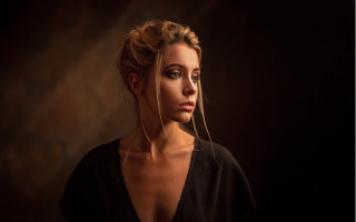 Woman black shirt earrings gold - a gold frame free wallpaper for desktop