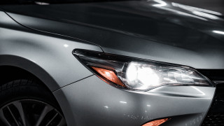 Car headlight black background white - a white spot free wallpaper