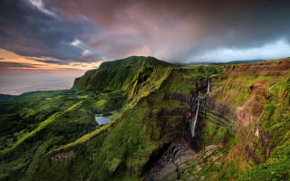 Lush green waterfall hillside cloudy - a waterfall in the middle free wallpaper for desktop