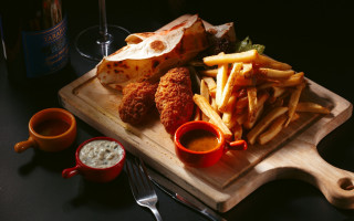 Wooden cutting board french fries - a wooden cutting board free wallpaper