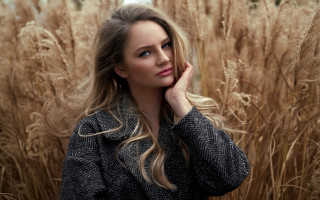 Eszter mattioni portrait tallgrass blonde - her chin free wallpaper