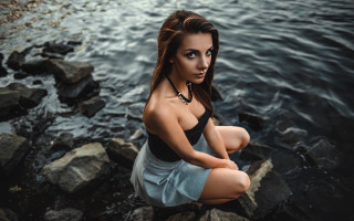 Woman rocks water bun beach - a bun free wallpaper