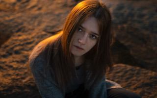 Woman rock cellphone light portrait - a rock free wallpaper for desktop