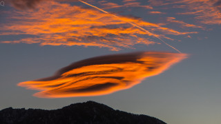 Long cloud mountain sunset plane - the sky above a mountain range free wallpaper