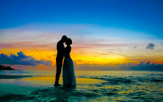 Beach sunset couple kissing clouds - a couple kissing free wallpaper
