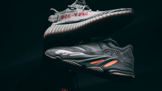 Shoes black surface red letters - the bottom of the shoe free wallpaper