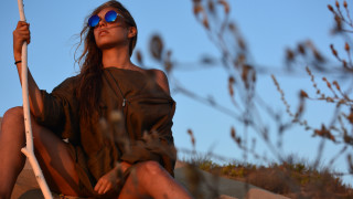 Woman rock stick sunglasses autumn - a brown shirt free wallpaper