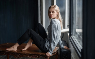 Woman sitting table window legs - bright studio setting free wallpaper for desktop