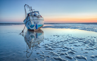 Boat beach sunset footprints ocean - footprint free wallpaper