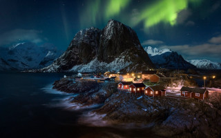 Night village green aurora mountains - house free wallpaper