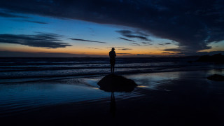 Beach sunset portrait clouds ocean - the sky above them free wallpaper for desktop