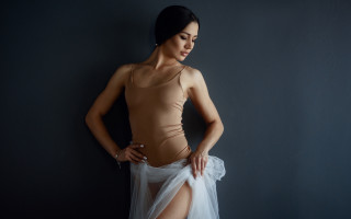 Woman sheer skirt posing arabesque - studio portrait free wallpaper for desktop