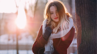 Woman tree snow redjacket blonde - bela čikoš sesija free wallpaper