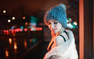 Woman blue hat fur coat - the street free wallpaper for desktop