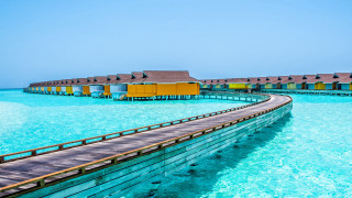 Wooden walkway houses water beach - a row of houses free wallpaper