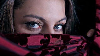 Woman blue eyes red blanket - perfect eye free wallpaper