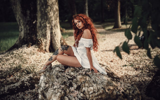 Red haired woman forest sitting - pre free wallpaper
