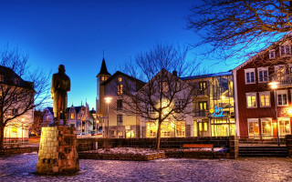 Statue man courtyard night buildings - free christmas wallpaper for desktop