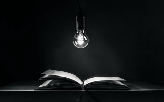 Book lightbulb table black background - diffuse free wallpaper