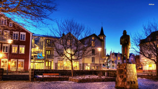 Statue courtyard night town square - free city wallpaper for desktop