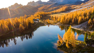 Lake mountains trees house autumn - the sun light free wallpaper for desktop