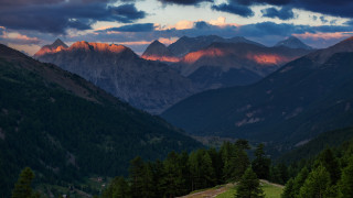Mountain range sunset forest lake - dramatic light free wallpaper
