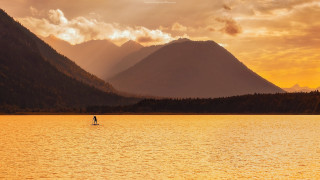 Mountain lake sunset surfboard paddleboard - a surfboard free wallpaper for desktop