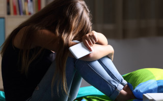 Woman sitting bed blurry background - avgust černigoj free wallpaper