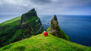 Hilltop ocean mountain cliff tiltshift - a cliff in the background free wallpaper