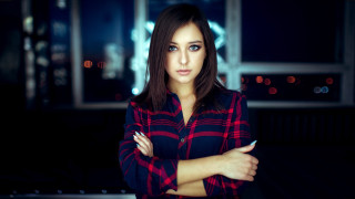 Woman crossed arms blue eyes - a dark room free wallpaper for desktop