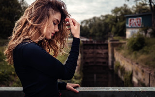 Woman longhair cellphone looking down - the ground below free wallpaper for desktop