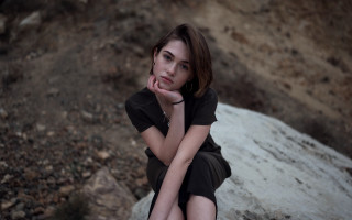 Woman sitting rock serious portrait - a rock free wallpaper for desktop