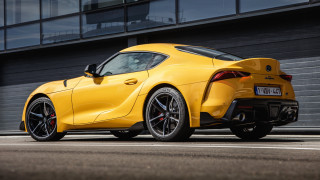 Yellow sports car building side - a yellow sports car free wallpaper